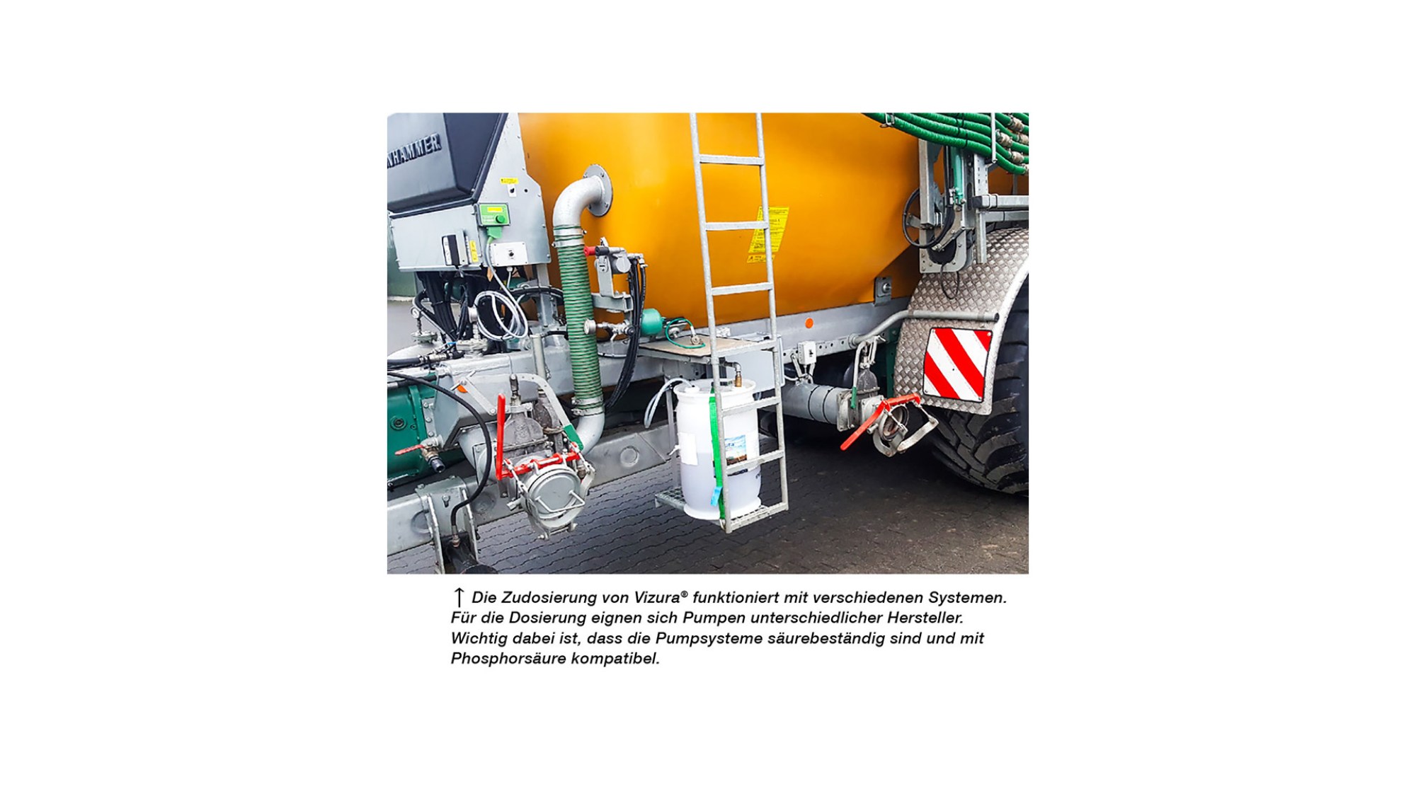 Detailaufnahme eines landwirtschaftlichen Fahrzeugs mit installierter Dosierpumpe für das Produkt Vizura®.